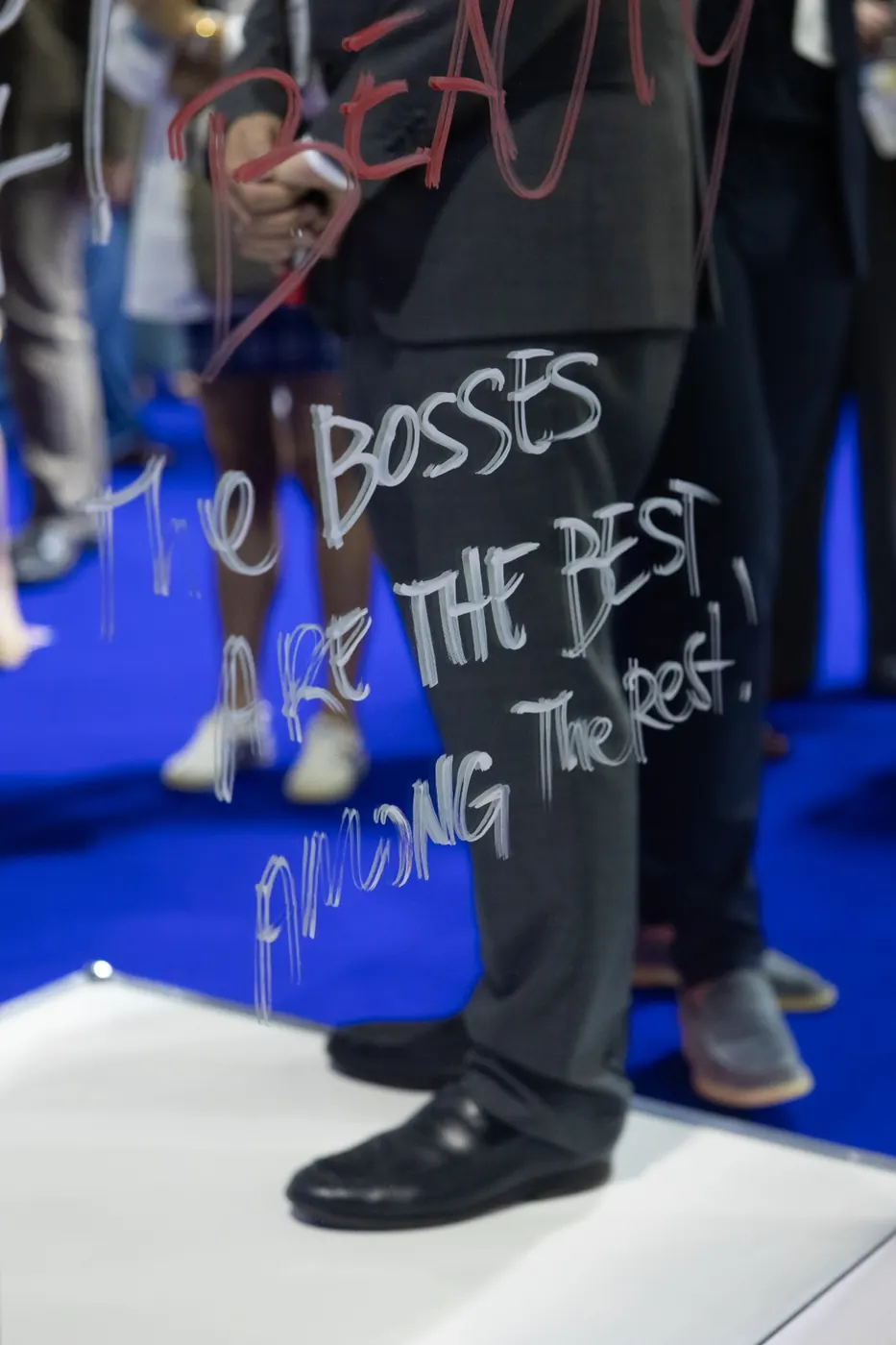 Visitors' writing on the mirror: The bosses are the best among the rest